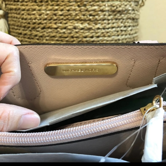 Michael Kors small purse - Picture 5 of 8